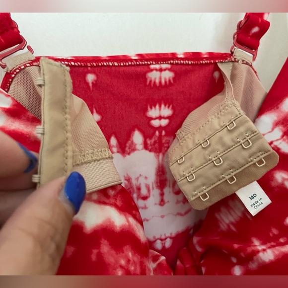 CACIQUE TANKINI. LIKE NEW! RED AND WHITE TIE DYE SWIMSUIT TOP WITH BUILT IN BRA. - Picture 11 of 16